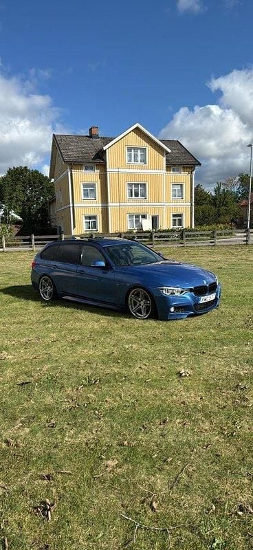 Blå Begagnad 2016 BMW 320 M Sport Kombi | 165 000 kr (Marknadspris) - Bild 1/4