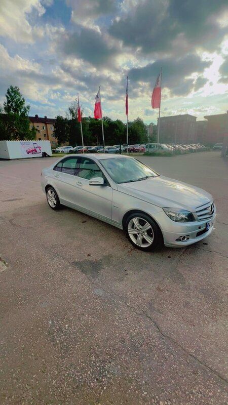 Silver Begagnad 2010 Mercedes C180 Sedan | 99 000 kr (Marknadspris) - Bild 1/4
