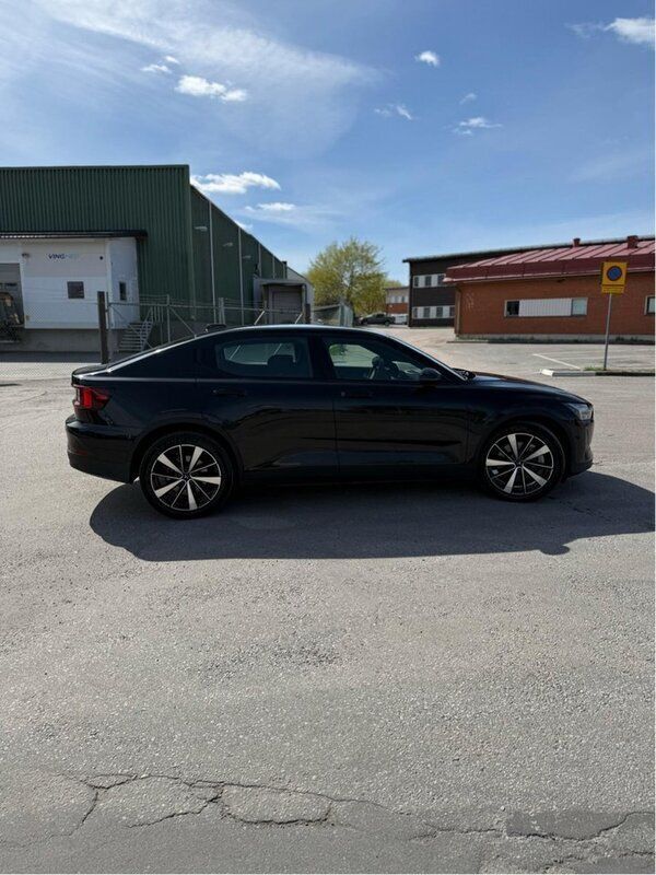 Svart Begagnad 2022 Polestar 2 Long Range Single Motor Sedan | 325 000 kr (Marknadspris) - Bild 1/4