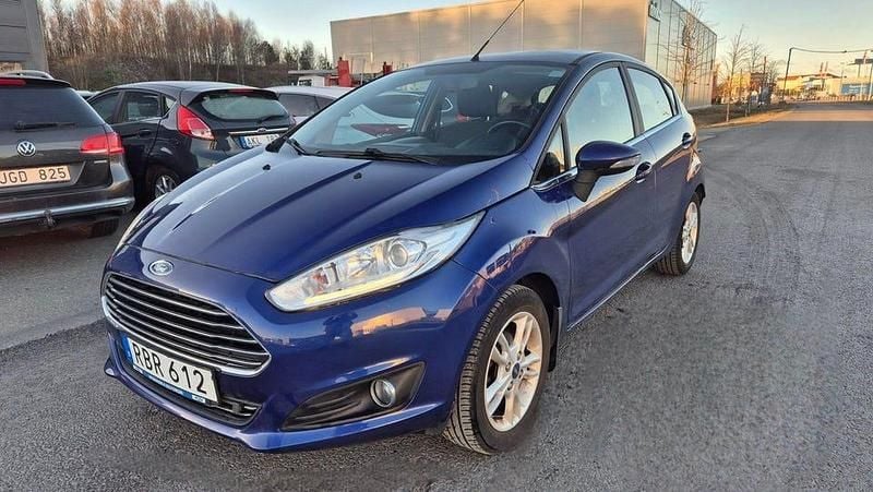Begagnad Ford Fiesta Titanium 101 HK (74 kW) 2015 Blå Halvkombi
