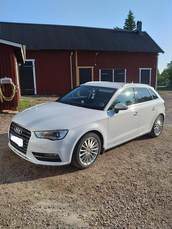 Vit Begagnad 2015 Audi A3 Sportback Ambition Halvkombi | 153 000 kr (Marknadspris) - Bild 1/4