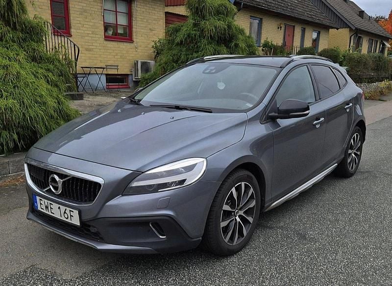 Grå Begagnad 2019 Volvo V40 CC Momentum Kombi | 155 000 kr (Marknadspris) - Bild 1/4