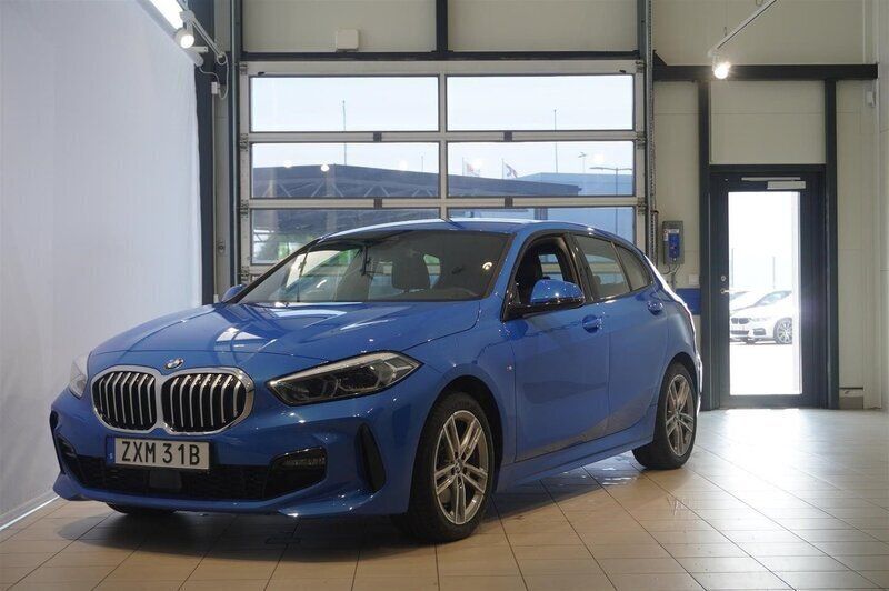 Blå Begagnad 2022 BMW 118 M Sport Halvkombi | 284 500 kr (Marknadspris) - Bild 1/4