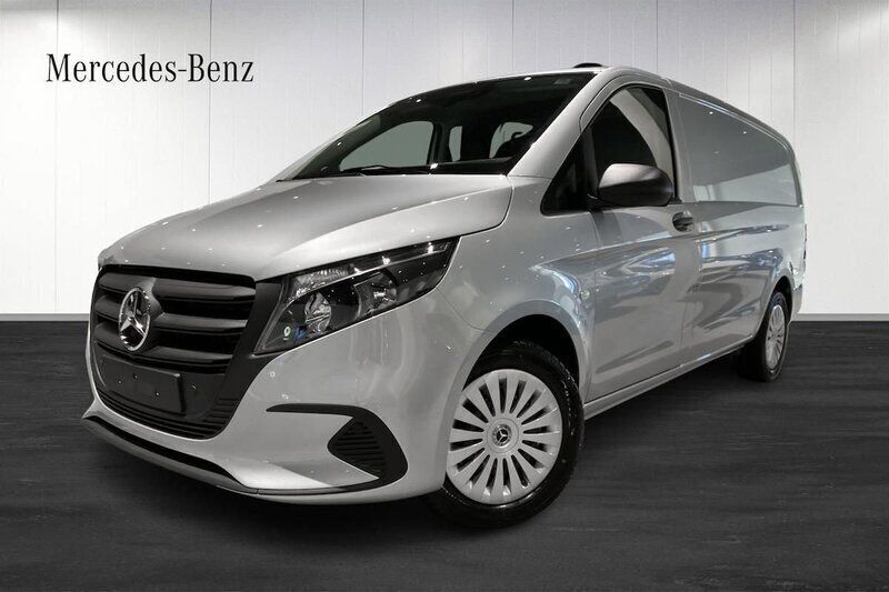 Silver Ny 2024 Mercedes Vito Minibuss | 546 125 kr (Lite dyr) - Bild 1/4