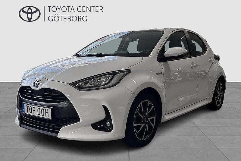 Vit Begagnad 2021 Toyota Yaris Hybrid Active Halvkombi | 209 900 kr (Marknadspris) - Bild 1/2
