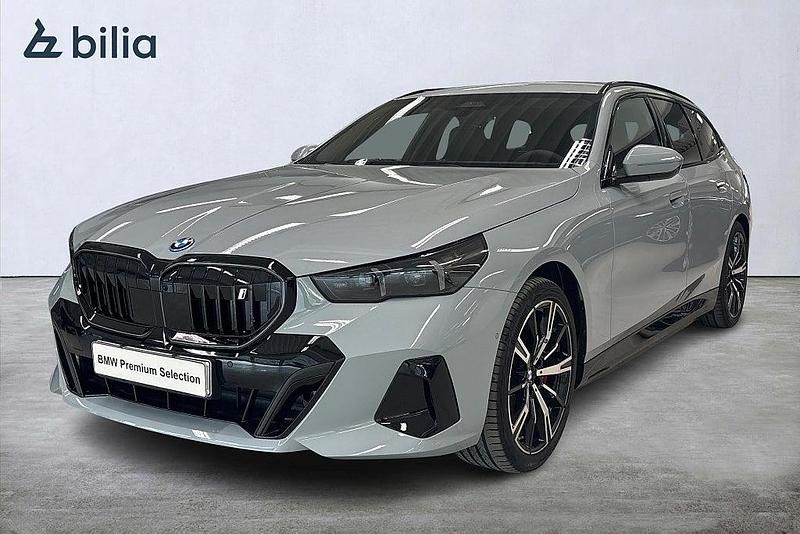 Grå Begagnad 2026 BMW i5 Comfort Edition Kombi | 789 900 kr (Dyr) - Bild 1/4