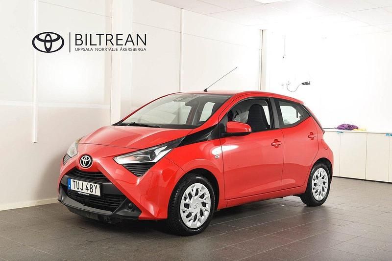 Röd Begagnad 2019 Toyota Aygo X-play Halvkombi | 104 900 kr (Marknadspris) - Bild 1/4