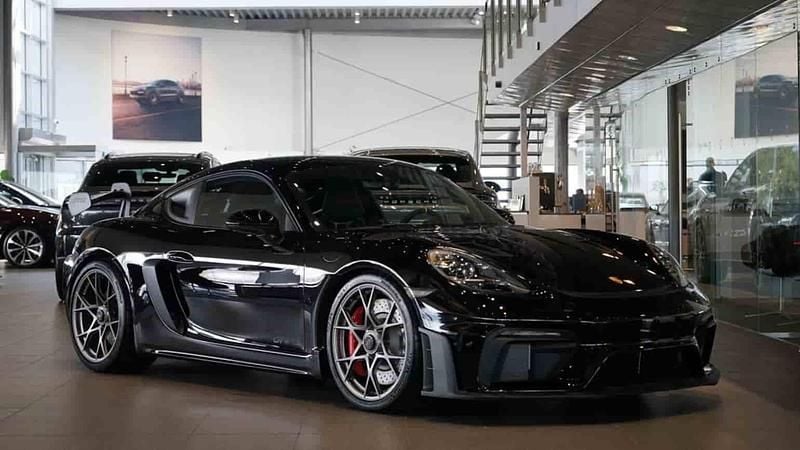 Svart Ny 2025 Porsche 718 Cayman GT4 Sportkupé | 1 780 300 kr (Superpris) - Bild 1/1