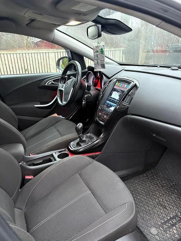 Begagnad Opel Astra 140 HK (102 kW) 2010 Halvkombi