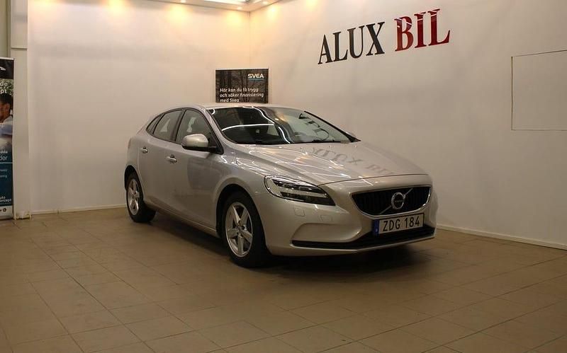 Silver Begagnad 2018 Volvo V40 Kombi | 139 900 kr (Marknadspris) - Bild 1/4