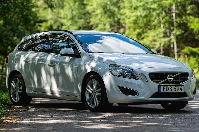 Vit Begagnad 2013 Volvo V60 Momentum Kombi | 110 000 kr (Marknadspris) - Bild 1/3