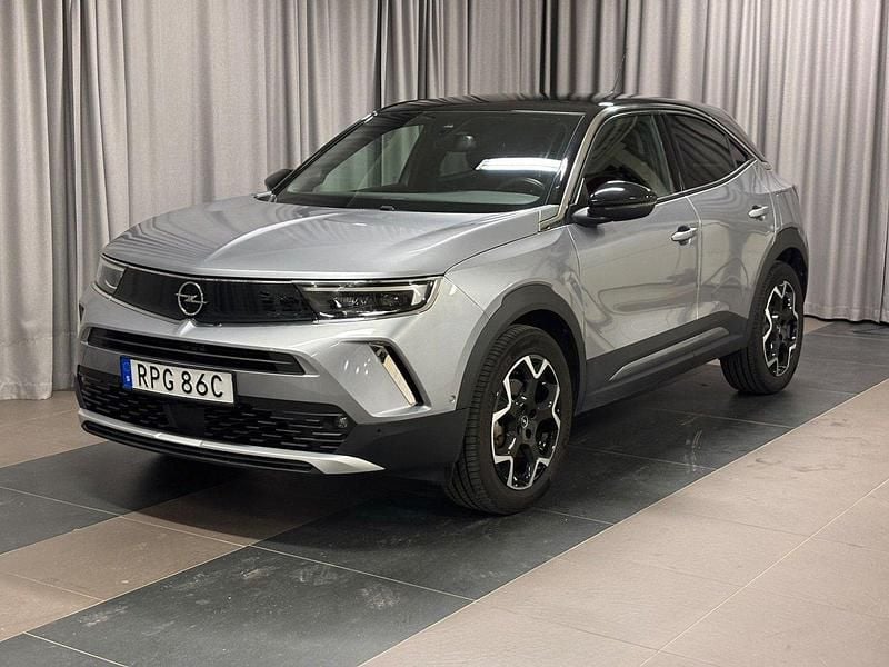 Grå Begagnad 2022 Opel Mokka-e Ultimate SUV | 209 900 kr (Bra pris) - Bild 1/4
