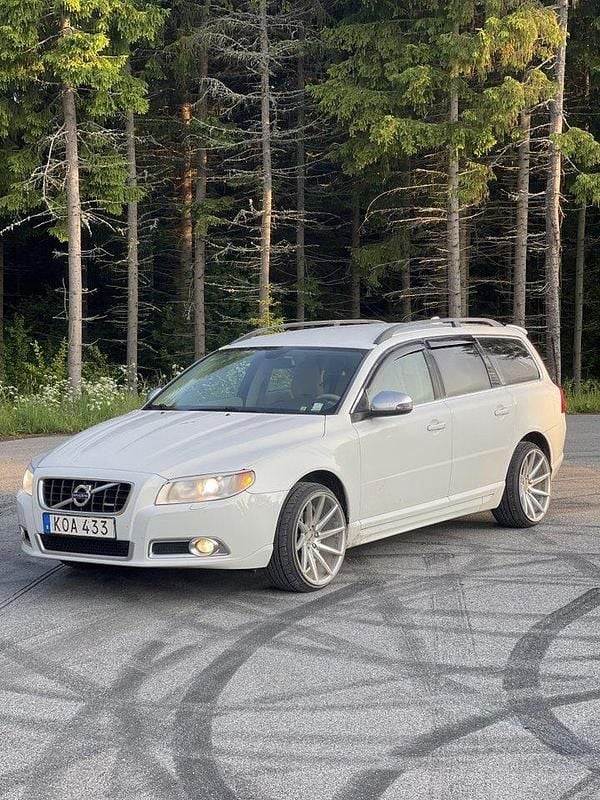 Vit Begagnad 2010 Volvo V70 Momentum Kombi | 50 000 kr (Marknadspris) - Bild 1/4