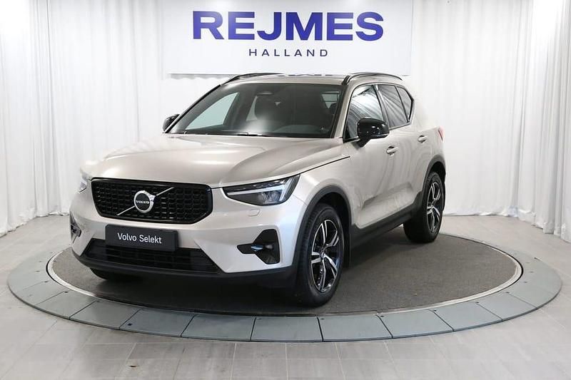 Ljusgrå Begagnad 2023 Volvo XC40 Plus SUV | 369 500 kr (Marknadspris) - Bild 1/4