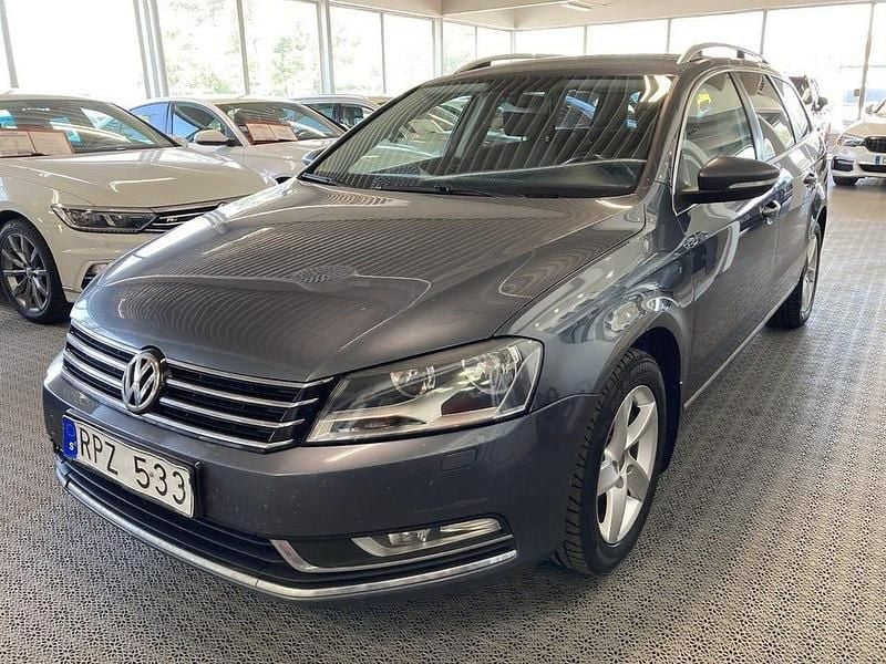 Ljusgrå Begagnad 2010 VW Passat Kombi | 49 900 kr (Marknadspris) - Bild 1/4