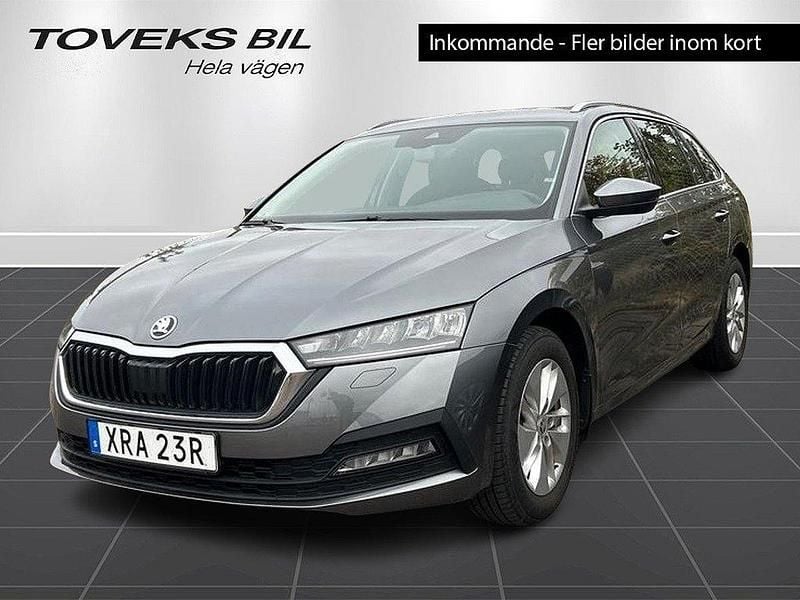 Grå (graphite grey metallic) Begagnad 2023 Skoda Octavia Ambition Kombi | 264 900 kr (Marknadspris) - Bild 1/4