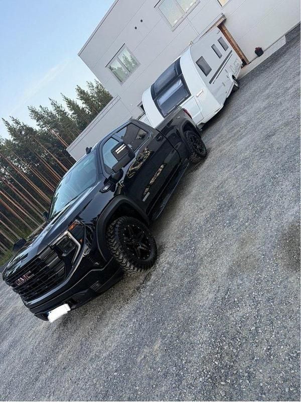 Svart Begagnad 2023 GMC Sierra Sedan | 870 000 kr - Bild 1/4