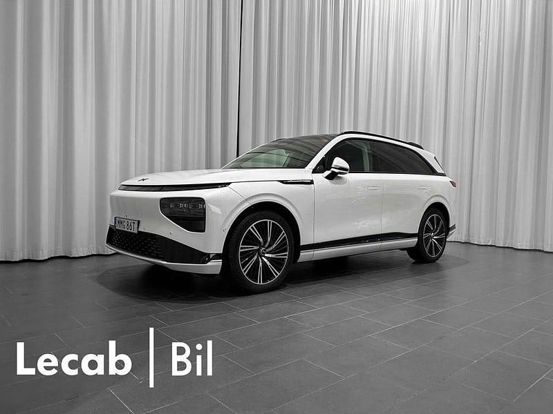 Vit Begagnad 2024 XPENG G9 SUV | 685 500 kr (Marknadspris) - Bild 1/4