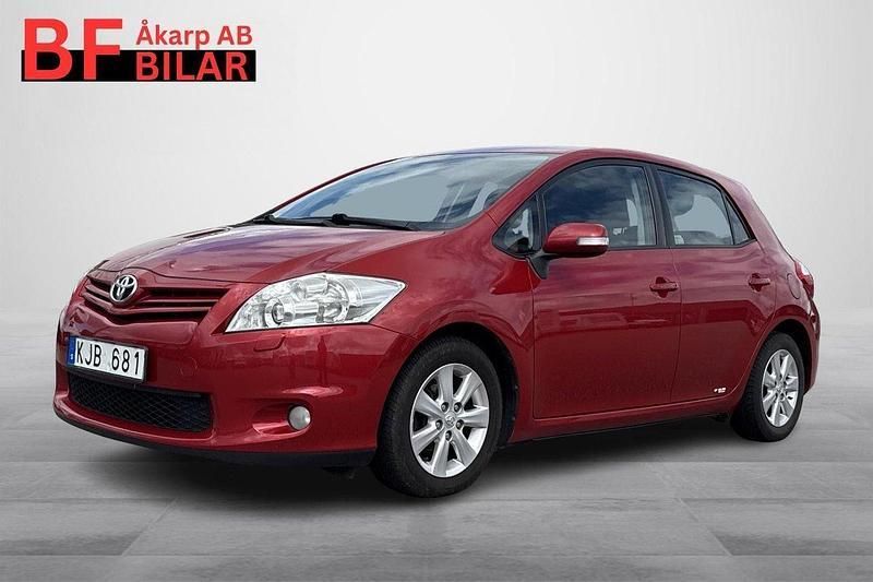 Mörkröd Begagnad 2011 Toyota Auris Plus Halvkombi | 64 500 kr (Lite dyr) - Bild 1/4
