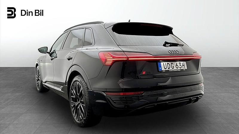 Begagnad Audi e-tron S-Line 300 kW (408 HK) 2023 Svart SUV