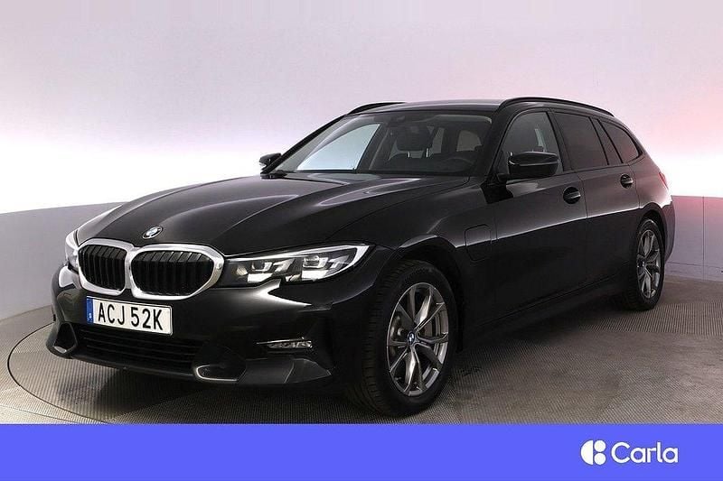 Svart Begagnad 2020 BMW 330e Sport Line Kombi | 279 900 kr (Marknadspris) - Bild 1/4