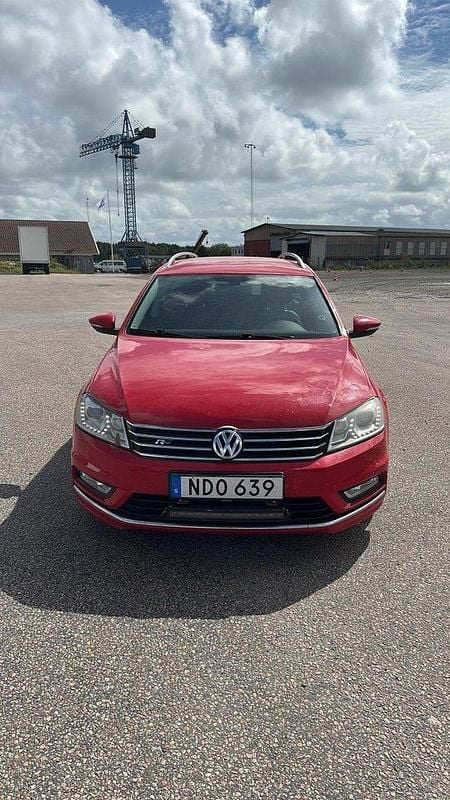 Röd Begagnad 2013 VW Passat GT Kombi | 69 990 kr (Marknadspris) - Bild 1/4