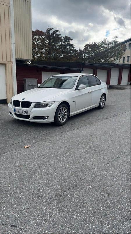 Vit Begagnad 2009 BMW 318 Comfort Edition Sedan | 68 900 kr (Marknadspris) - Bild 1/4