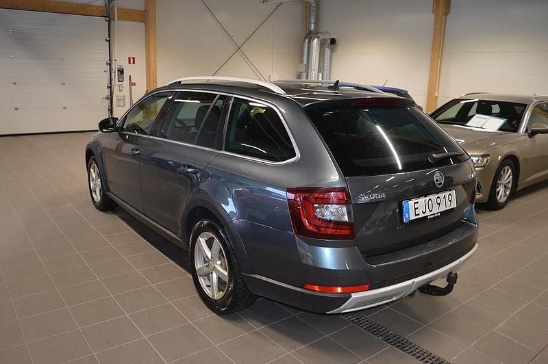 Begagnad Skoda Octavia Scout 150 HK (110 kW) 2018 Grå Kombi