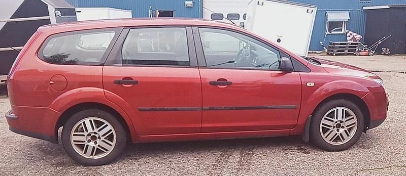Röd Begagnad 2006 Ford Focus Kombi | 24 500 kr (Lite dyr) - Bild 1/4