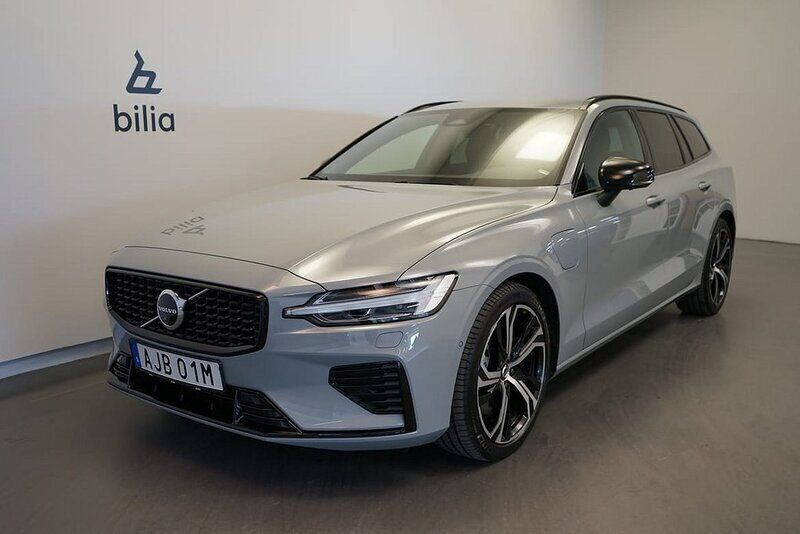 Grå Begagnad 2024 Volvo V60 Plus Kombi | 499 900 kr (Marknadspris) - Bild 1/4