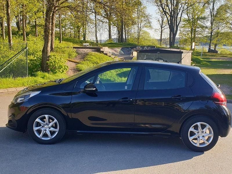 Svart Begagnad 2015 Peugeot 208 Halvkombi | 63 000 kr (Marknadspris) - Bild 1/4