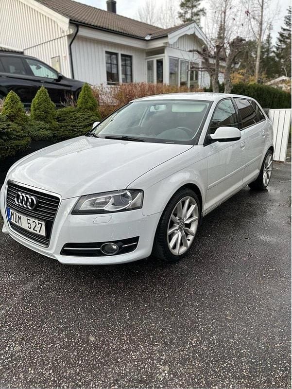Vit Begagnad 2012 Audi A3 Sportback Comfort Halvkombi | 50 000 kr (Superpris) - Bild 1/4