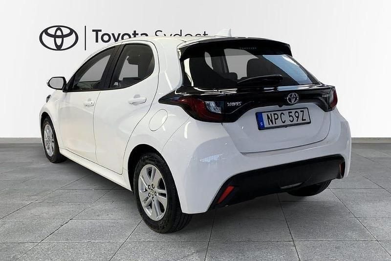 Vit Begagnad 2023 Toyota Yaris Hybrid Active Halvkombi | 215 000 kr (Bra pris) - Bild 1/1