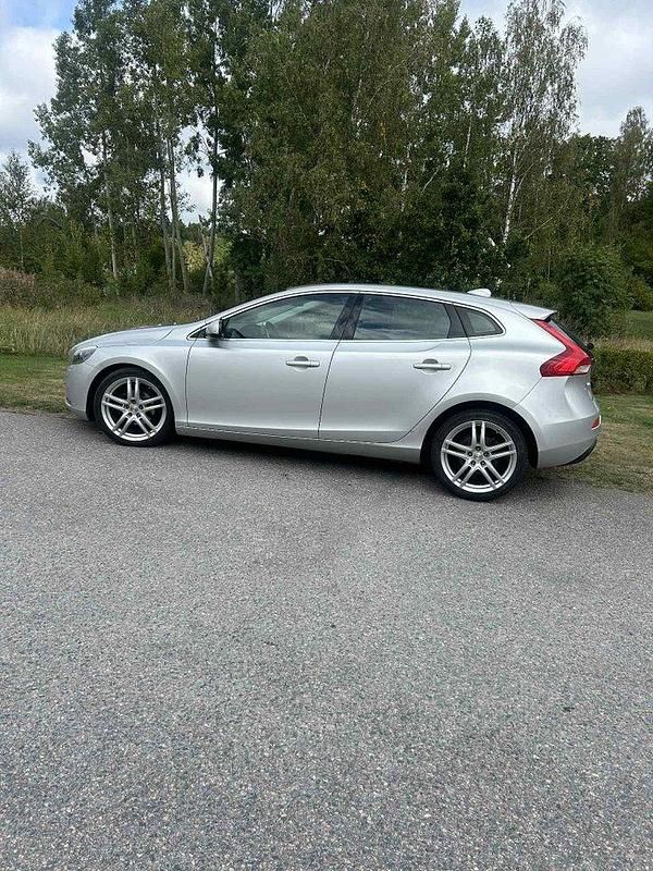 Grå Begagnad 2013 Volvo V40 Kombi | 83 000 kr (Marknadspris) - Bild 1/4