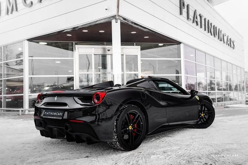Begagnad Ferrari 488 670 HK (492 kW) 2017 Svart Cab