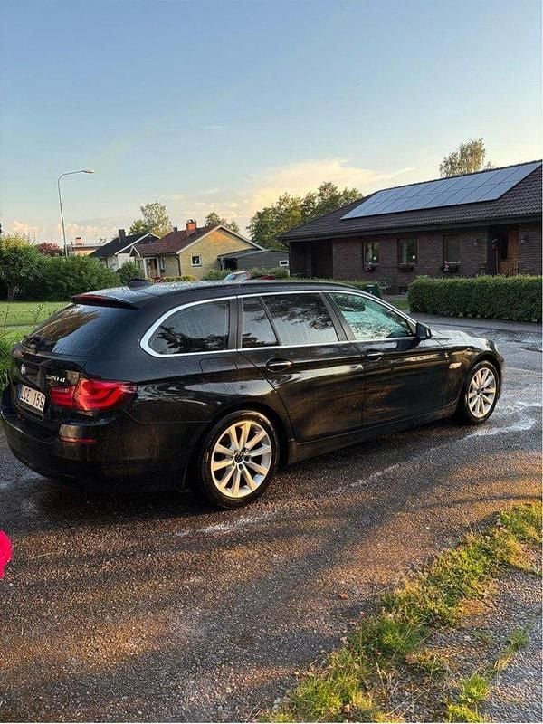 Svart Begagnad 2013 BMW 520 Kombi | 89 999 kr (Bra pris) - Bild 1/4