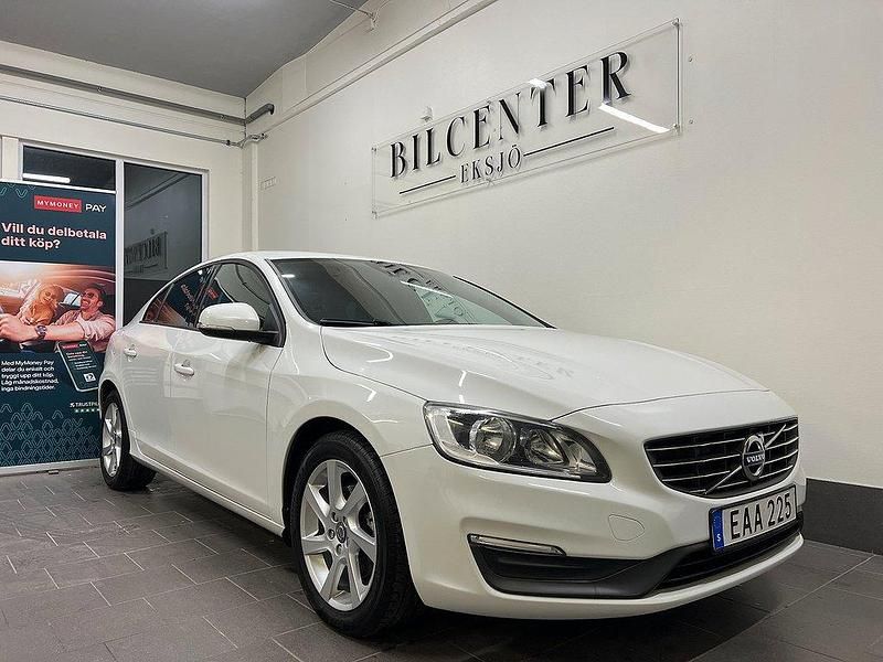 Vit Begagnad 2014 Volvo S60 Kinetic Sedan | 104 900 kr (Marknadspris) - Bild 1/4