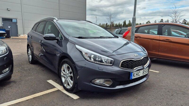 Grå Begagnad 2013 Kia Ceed Sportswagon Comfort Kombi | 74 900 kr (Marknadspris) - Bild 1/4