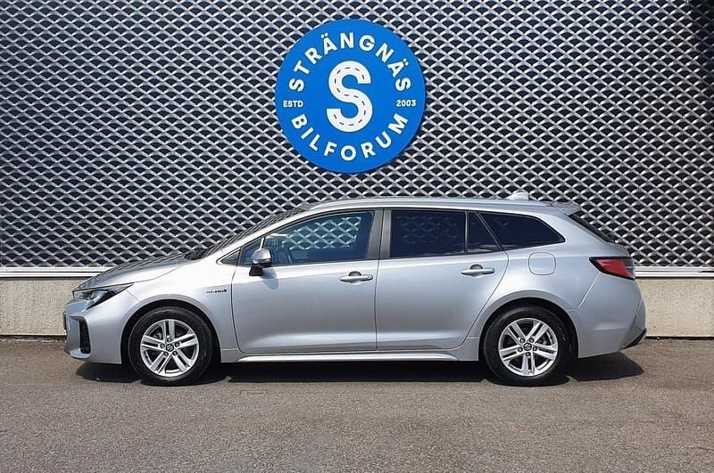 Grå (silvermetallic) Begagnad 2024 Suzuki Swace Kombi | 289 900 kr (Marknadspris) - Bild 1/4