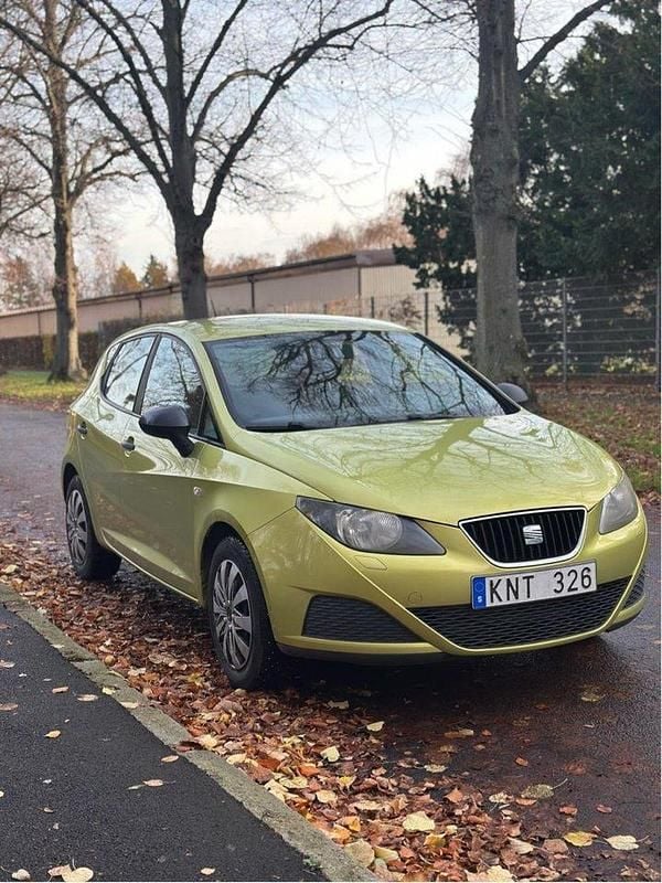Grön Begagnad 2010 Seat Ibiza Reference Halvkombi | 26 900 kr (Marknadspris) - Bild 1/4