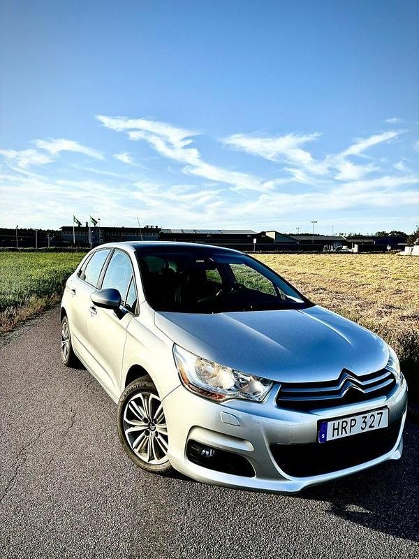 Silver Begagnad 2015 Citroën C4 Halvkombi | 62 000 kr (Bra pris) - Bild 1/4