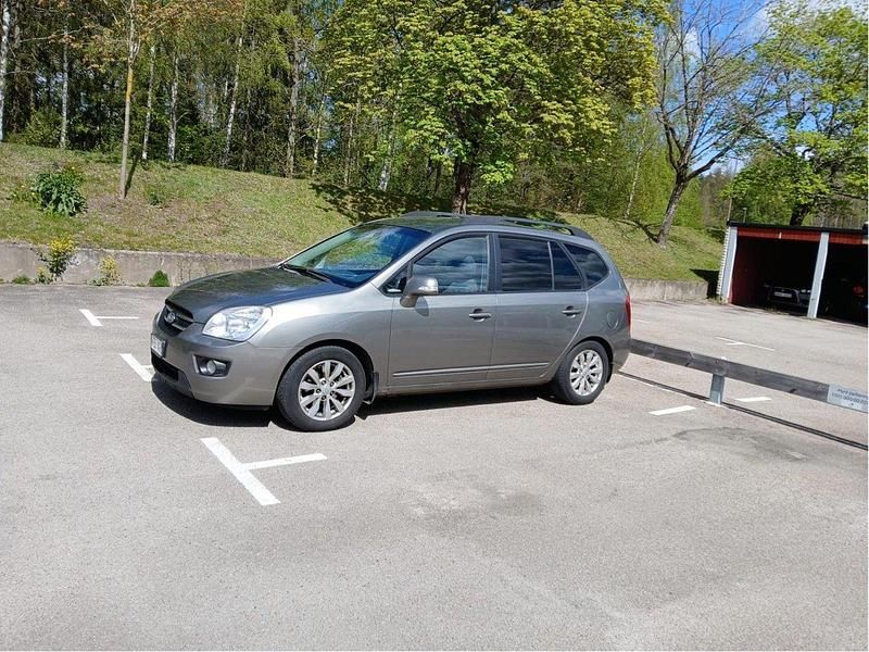 Grå Begagnad 2010 Kia Carens Minibuss | 39 000 kr (Marknadspris) - Bild 1/4