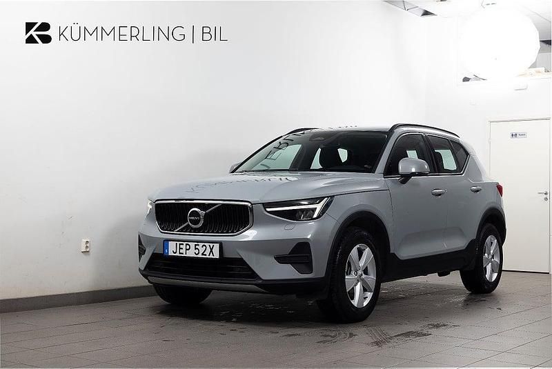 Grå Begagnad 2023 Volvo XC40 Core SUV | 329 900 kr (Bra pris) - Bild 1/4