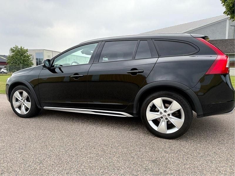 Svart Begagnad 2017 Volvo V60 CC Summum Kombi | 154 900 kr (Marknadspris) - Bild 1/4
