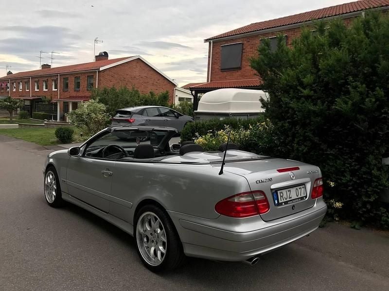 Grå Begagnad 2000 Mercedes CLK230 Cab | 65 000 kr - Bild 1/4