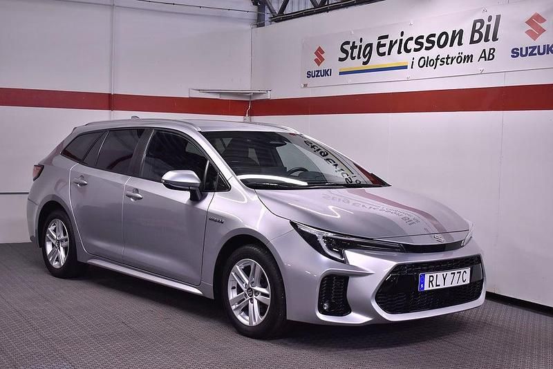 Grå Begagnad 2024 Suzuki Swace Kombi | 289 500 kr (Marknadspris) - Bild 1/4