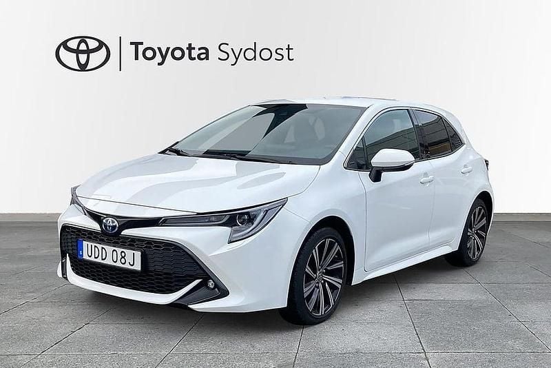 Vit Begagnad 2022 Toyota Corolla Hybrid Style Halvkombi | 229 000 kr (Marknadspris) - Bild 1/3