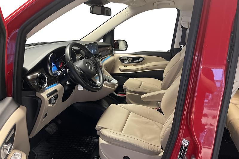 Begagnad Mercedes V300 239 HK (175 kW) 2023 Röd Minibuss