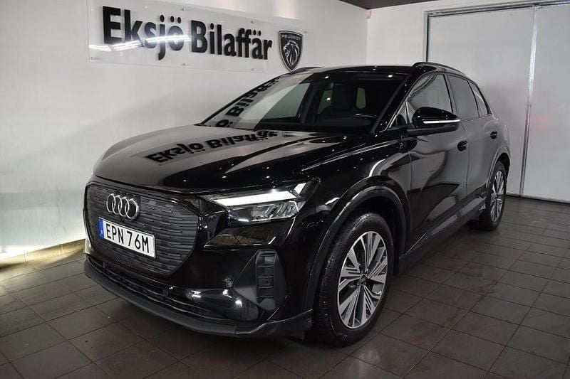Svart Begagnad 2022 Audi Q4 e-tron Comfort SUV | 329 500 kr (Bra pris) - Bild 1/4