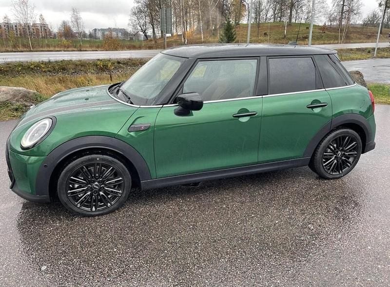Grön Begagnad 2022 Mini Cooper S Halvkombi | 259 000 kr (Marknadspris) - Bild 1/4
